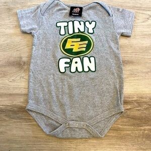 🛍️ 2/$12
Edmonton Eskimos football tiny fan onesie. Baby size 18 months